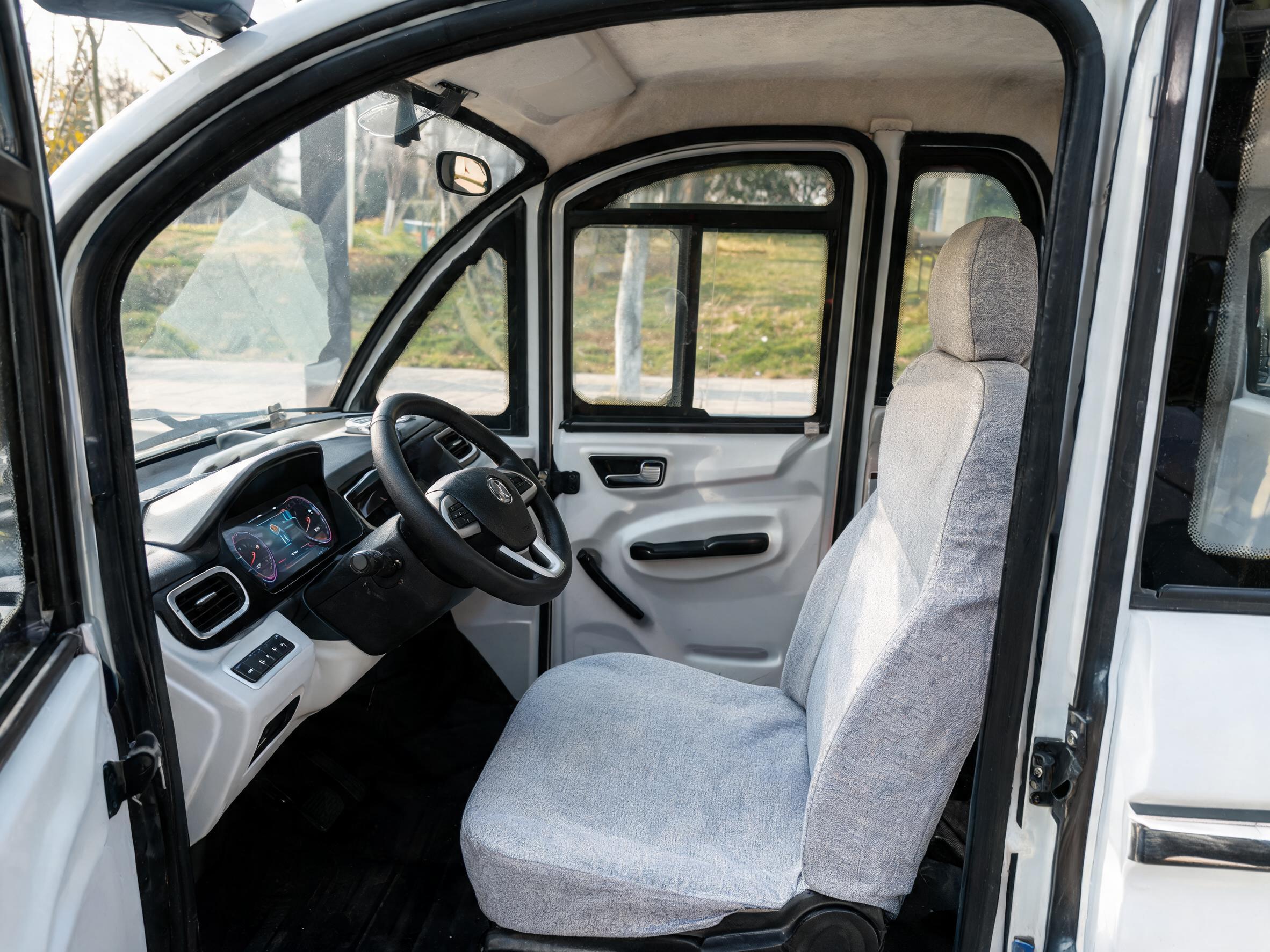 interior cabina triciclu electric Geeli